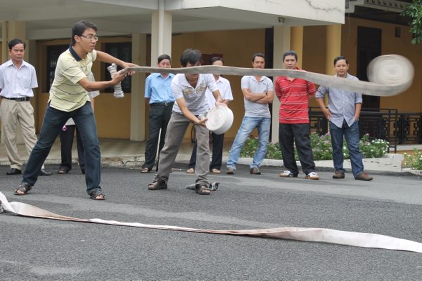 Hướng dẫn sử dụng vòi cứu hỏa đúng cách và an toàn.