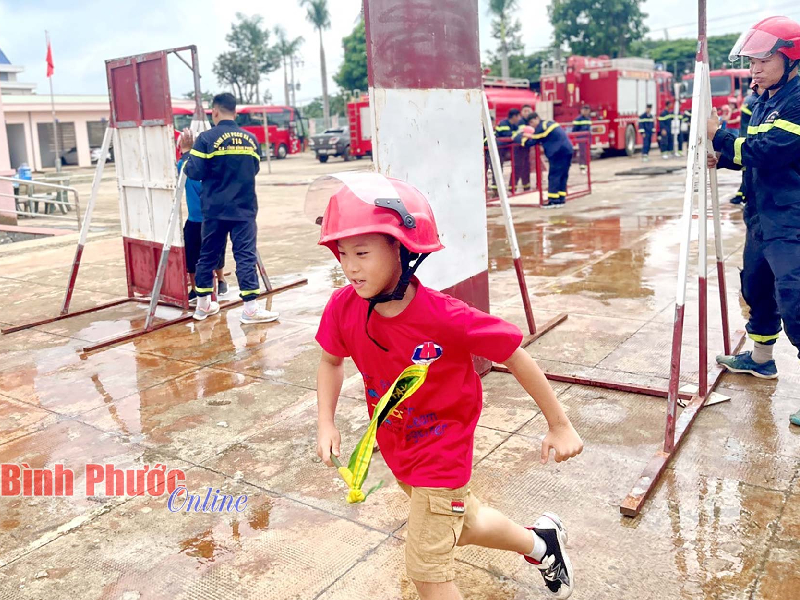 Bình Phước: Một ngày làm lính cứu hỏa