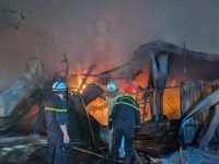 Cháy dãy cửa hàng kinh doanh lúc nửa đêm tại phường Tây Hồ, Hà Nội